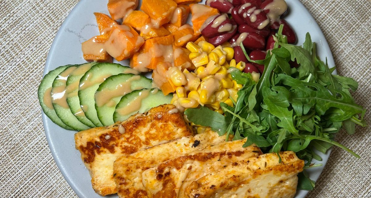 Grillsajt tál zöldségekkel, tahinivel