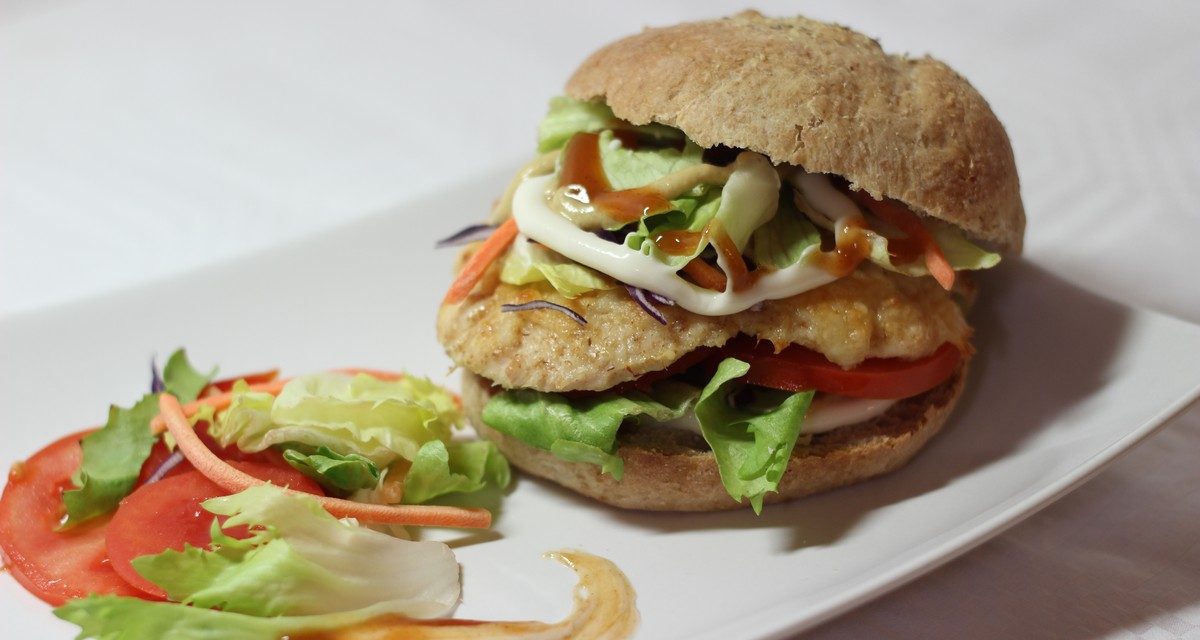 Teljes kiőrlésű hamburger csirkemellel